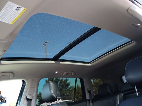 Used 2023 Volkswagen Atlas SE w/ Panoramic Sunroof Package FWD image 24
