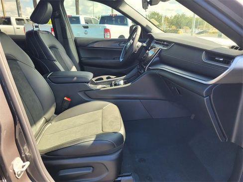 Used 2025 Jeep Grand Cherokee Altitude image 16