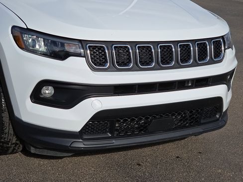 Used 2024 Jeep Compass Latitude image 6