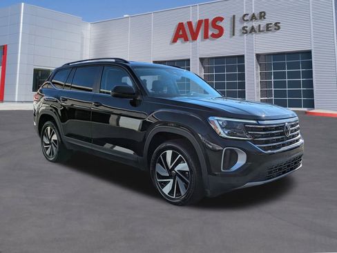 Used 2025 Volkswagen Atlas SE image 3