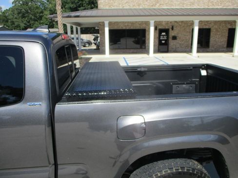 Used 2017 Toyota Tacoma SR5 AWD/4WD image 13