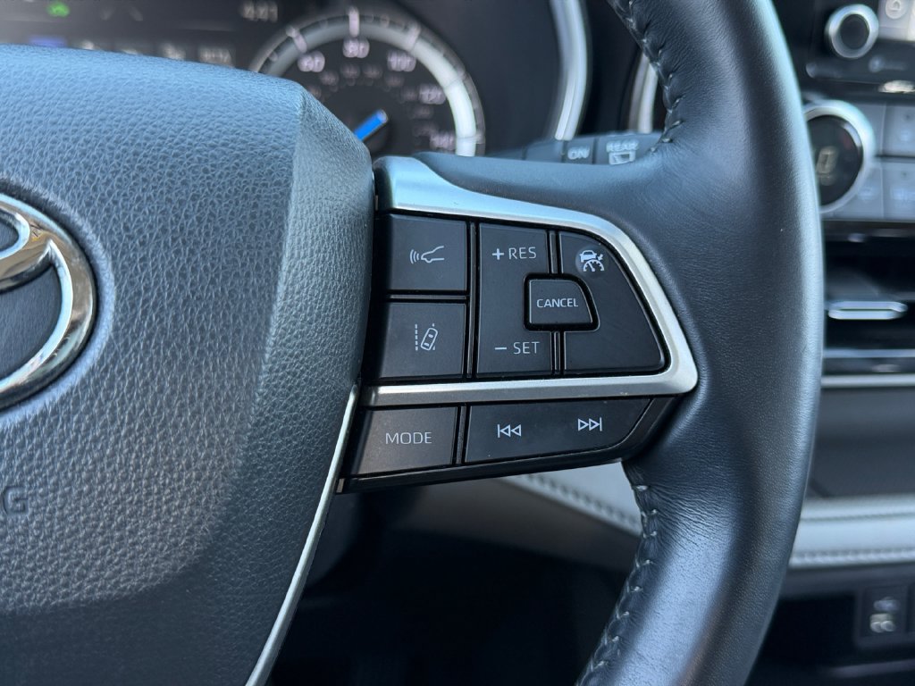 Used 2022 Toyota Highlander XLE AWD/4WD image 19