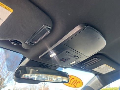 Used 2025 Toyota Camry SE image 28