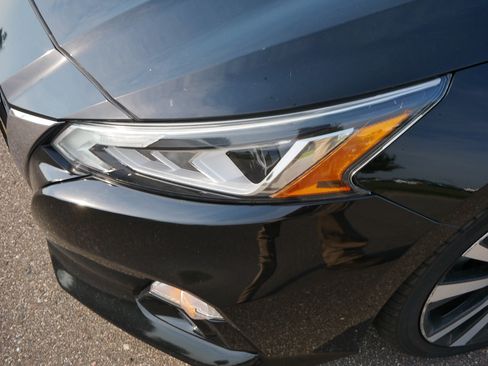 Used 2020 Nissan Altima 2.0 Platinum FWD image 16
