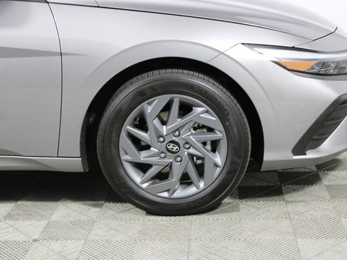 Used 2025 Hyundai Elantra Blue image 21