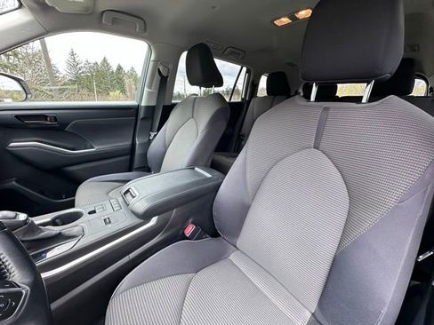 Used 2020 Toyota Highlander LE image 12