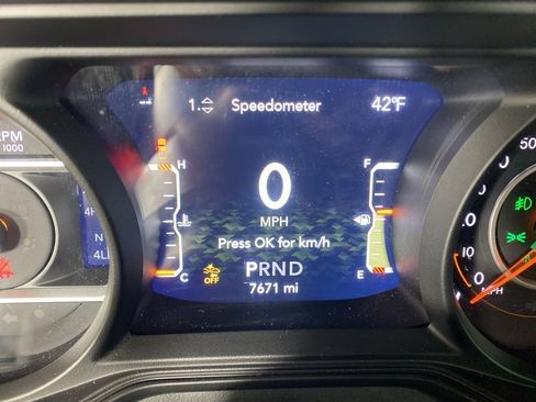 Used 2025 Jeep Gladiator Sport image 2