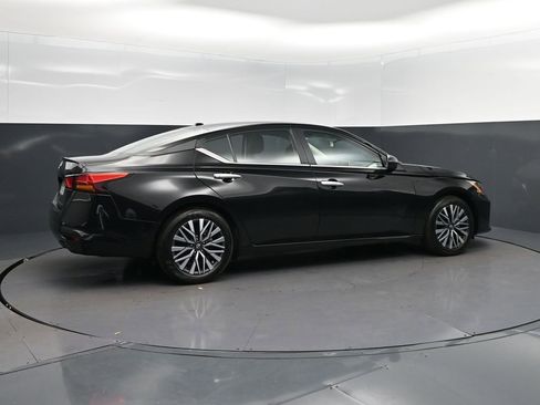 Used 2025 Nissan Altima 2.5 SV FWD image 8