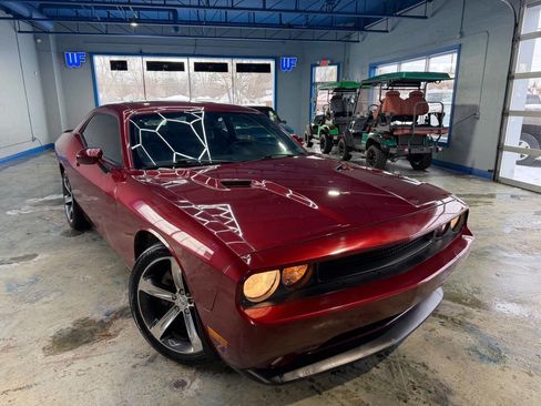 Used 2014 Dodge Challenger SXT image 4