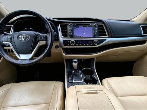 Used 2014 Toyota Highlander XLE AWD/4WD image 16