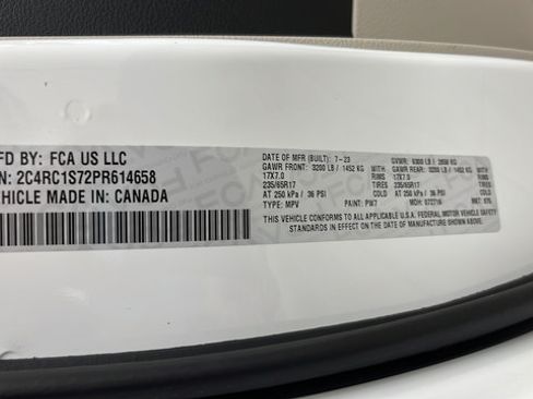 Used 2023 Chrysler Pacifica Limited w/ Uconnect Theater Family Group FWD image 29