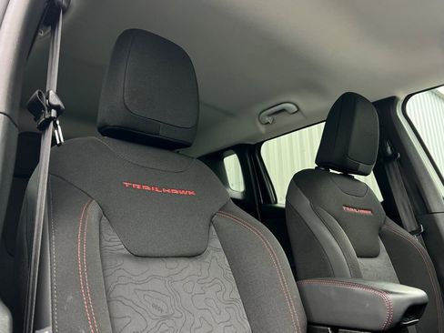 Used 2023 Jeep Renegade Trailhawk image 17