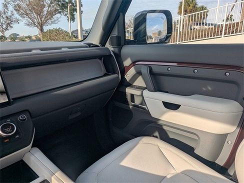 Used 2025 Land Rover Defender 130 X-Dynamic SE image 17