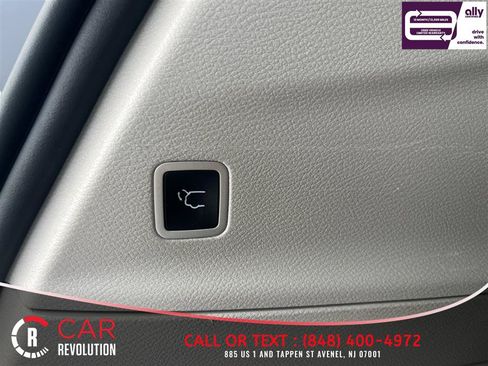 Used 2023 Chrysler Pacifica Touring-L FWD image 9