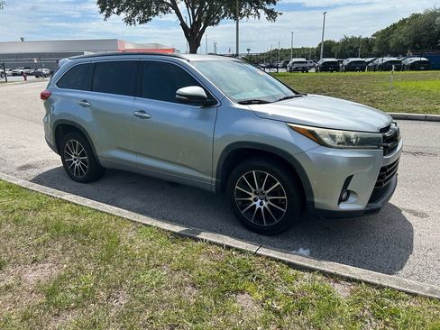 Used 2018 Toyota Highlander SE FWD image 8