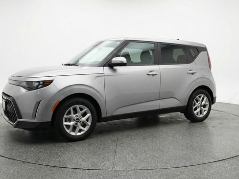 Used 2025 Kia Soul LX w/ LX Technology Package image 3