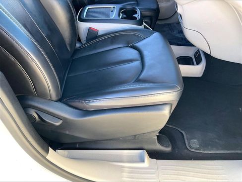 Used 2023 Chrysler Pacifica Touring-L image 35