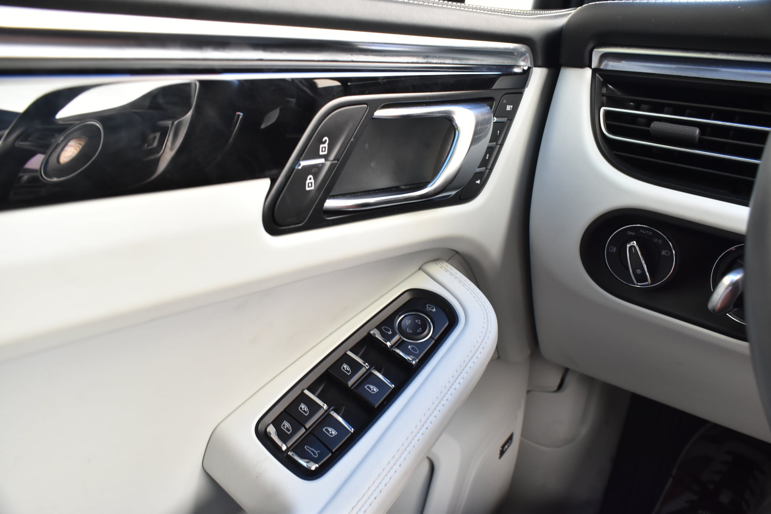 Used 2023 Porsche Macan S AWD/4WD image 27