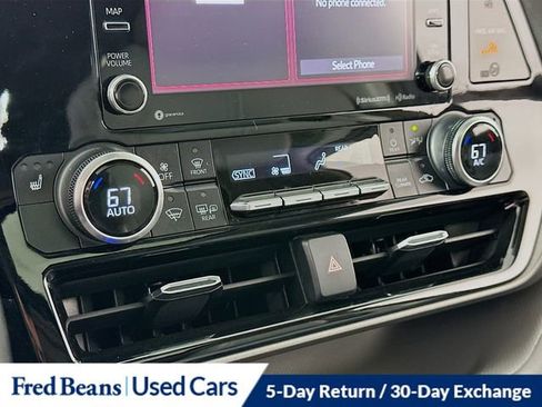 Used 2022 Toyota Highlander XLE AWD/4WD image 17