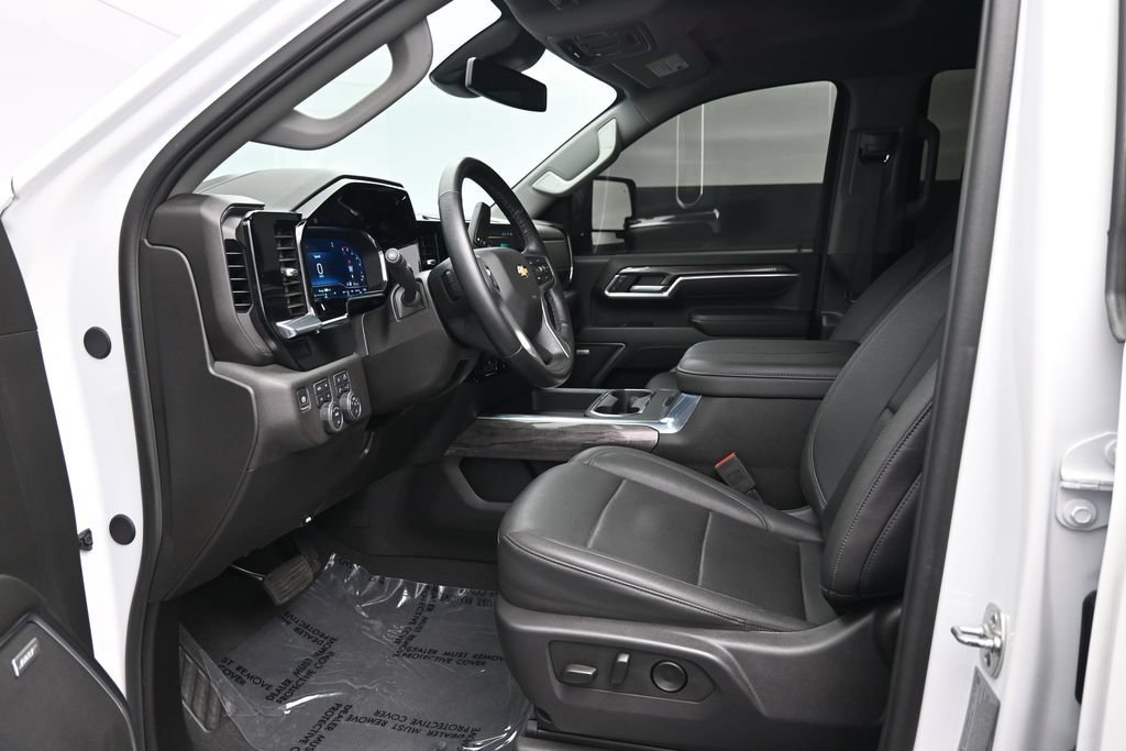 Used 2025 Chevrolet Silverado 3500 LTZ w/ LTZ Plus Package AWD/4WD image 18