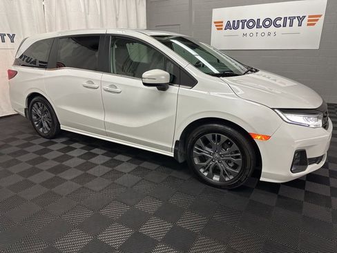 Used 2025 Honda Odyssey Touring image 3