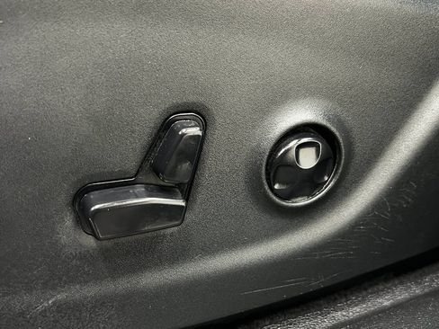 Used 2019 Jeep Cherokee Latitude Plus FWD image 16