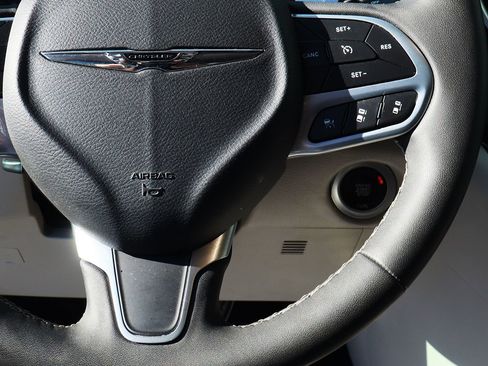 Used 2023 Chrysler Pacifica Touring-L image 60