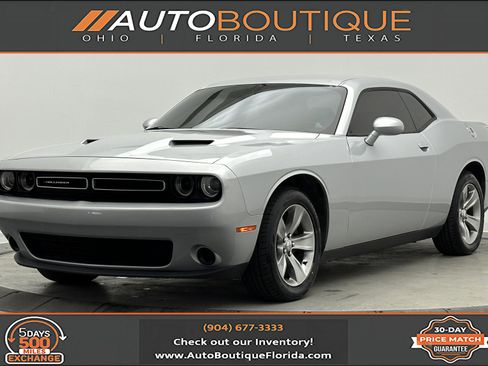 Used 2021 Dodge Challenger SXT image 1
