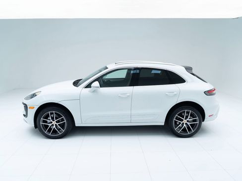 Certified 2025 Porsche Macan image 2