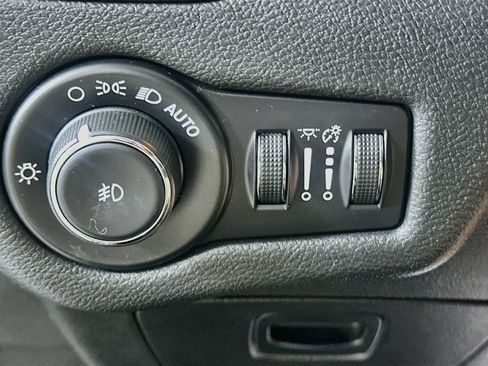 Used 2020 Jeep Cherokee Trailhawk w/ Cold Weather Group AWD/4WD image 17