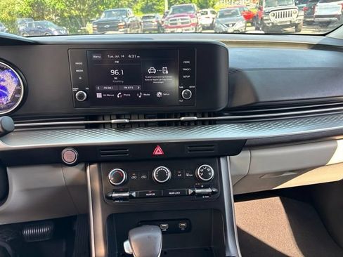 Used 2023 Kia Carnival LX FWD image 21