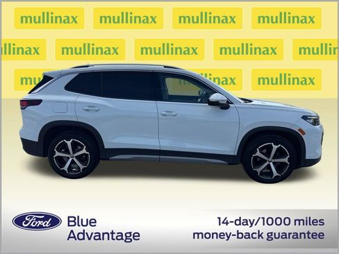 Used 2025 Volkswagen Tiguan SE FWD image 2