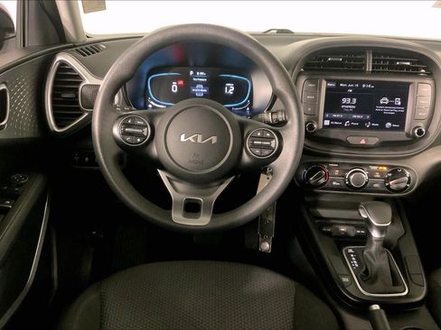 Used 2025 Kia Soul LX w/ LX Technology Package FWD image 5
