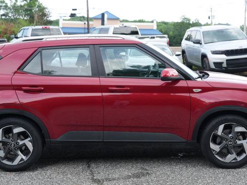 Used 2022 Hyundai Venue SEL FWD image 4
