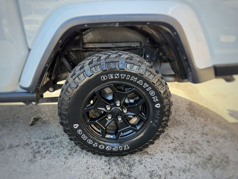 Used 2022 Jeep Gladiator Willys image 12