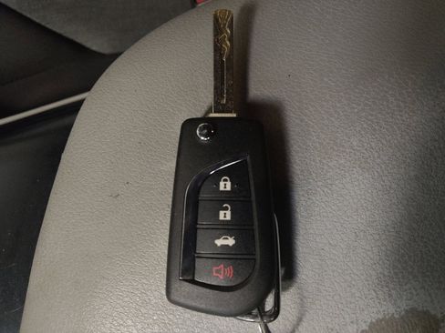 Used 2018 Toyota Camry LE FWD image 32