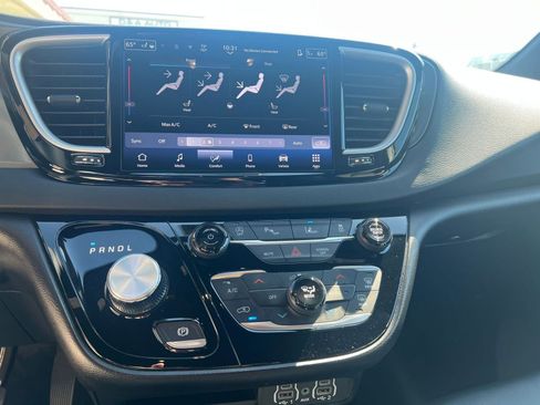 Used 2025 Chrysler Pacifica Select image 20