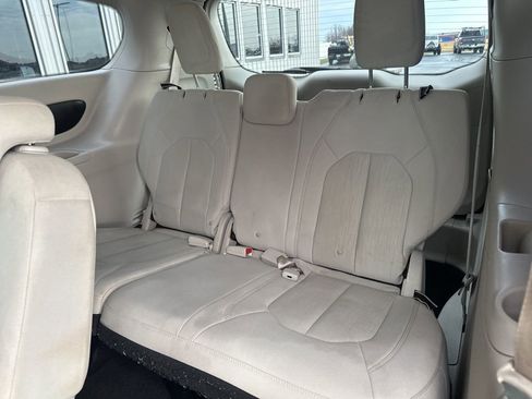 Used 2017 Chrysler Pacifica Touring image 19