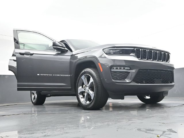 Used 2025 Jeep Grand Cherokee Limited w/ Luxury Tech Group II AWD/4WD image 42