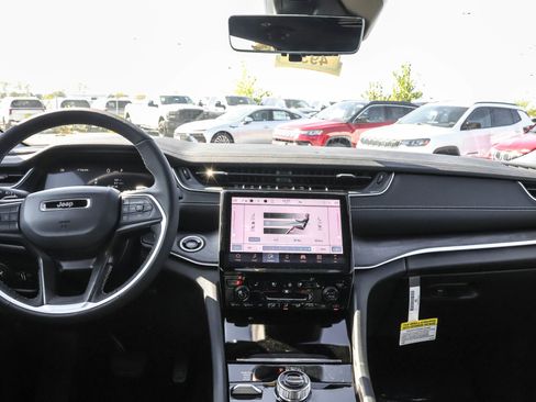 New 2025 Jeep Grand Cherokee Limited w/ Black Appearance Package image 15