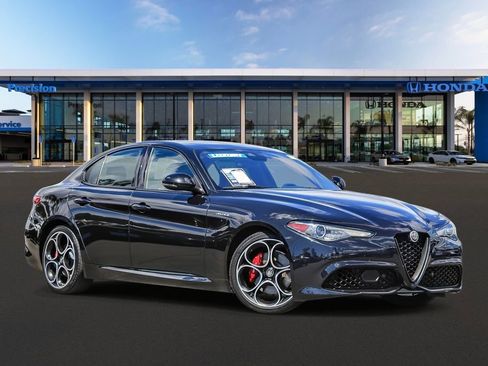 Used 2023 Alfa Romeo Giulia Veloce RWD image 1
