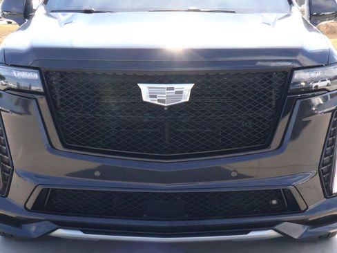 Used 2024 Cadillac Escalade V w/ LPO, ONYX Package image 8