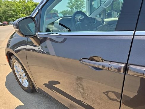 Used 2023 Chrysler Pacifica Touring-L FWD image 25