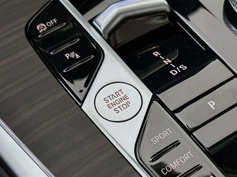 Used 2025 BMW X7 xDrive40i w/ Premium Package image 17