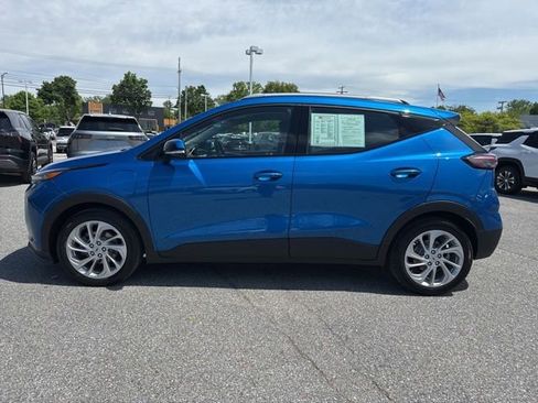 Used 2023 Chevrolet Bolt EUV LT w/ Comfort Package FWD image 3