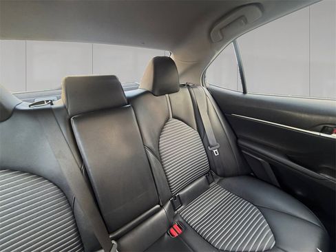 Used 2023 Toyota Camry SE w/ Cold Weather Package image 18