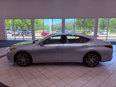Used 2023 Lexus ES 350 w/ Premium Package FWD image 4