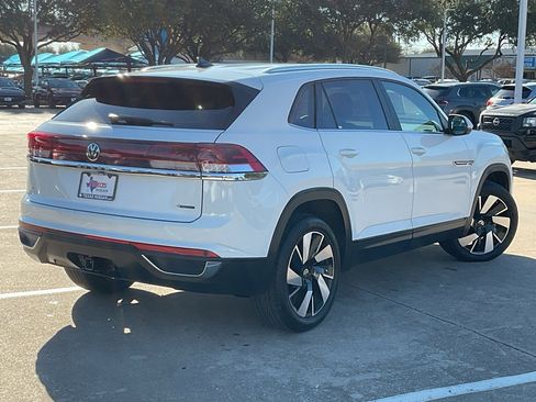 Used 2024 Volkswagen Atlas Cross Sport SE image 5