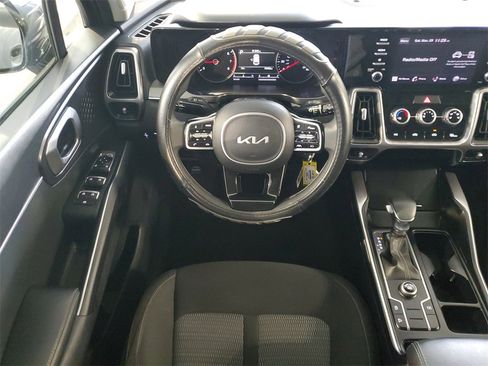 Used 2022 Kia Sorento LX image 10