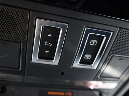 Used 2023 Land Rover Defender 90 X-Dynamic SE image 28